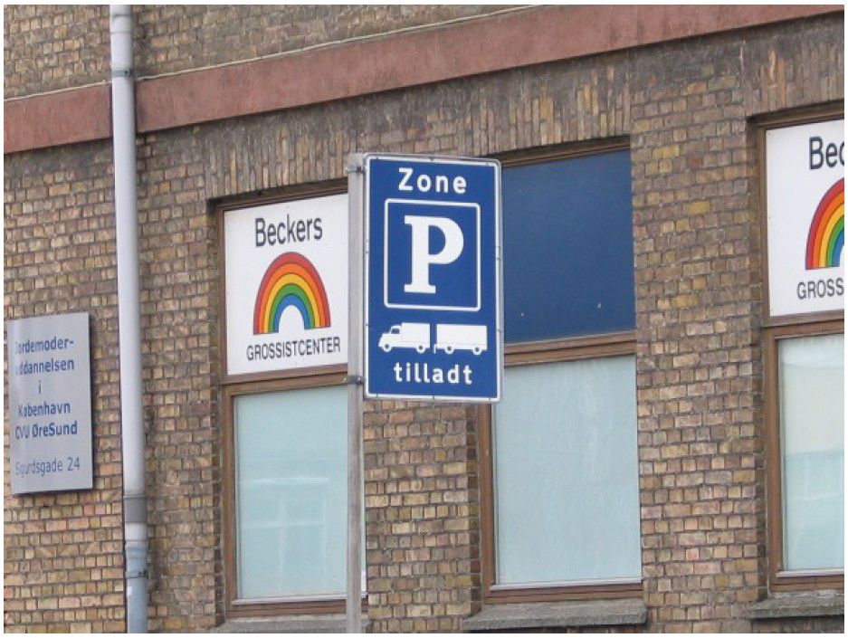 Skilt med parkering for store køretøjer tilladt
