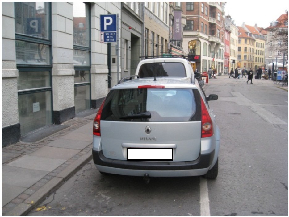 Bil holder parkeret langs vej i by