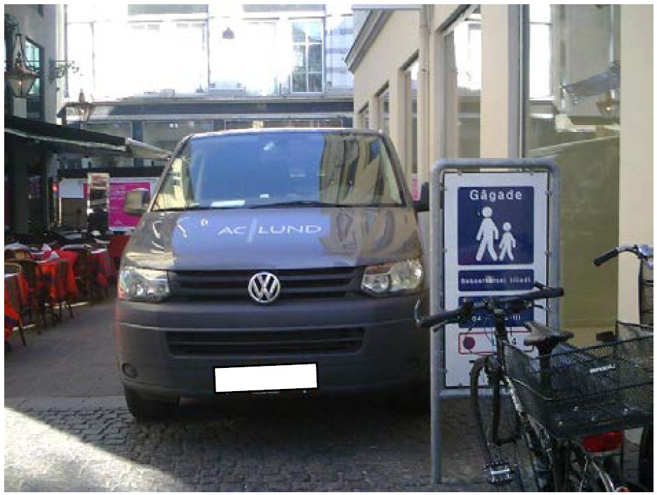 Ulovlig parkeret bil i gågade