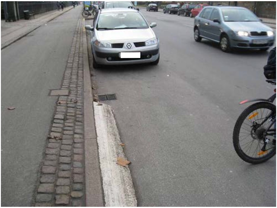 Parkering ved udkørsel til cykelsti