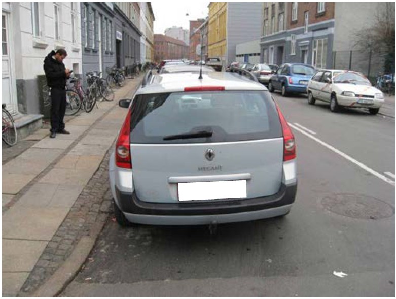 Ulovlig parkeret bil for tæt på spærrelinje