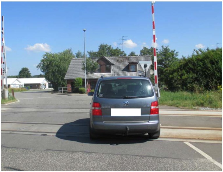 Ulovlig parkeret bil på jernebaneoverkørsel