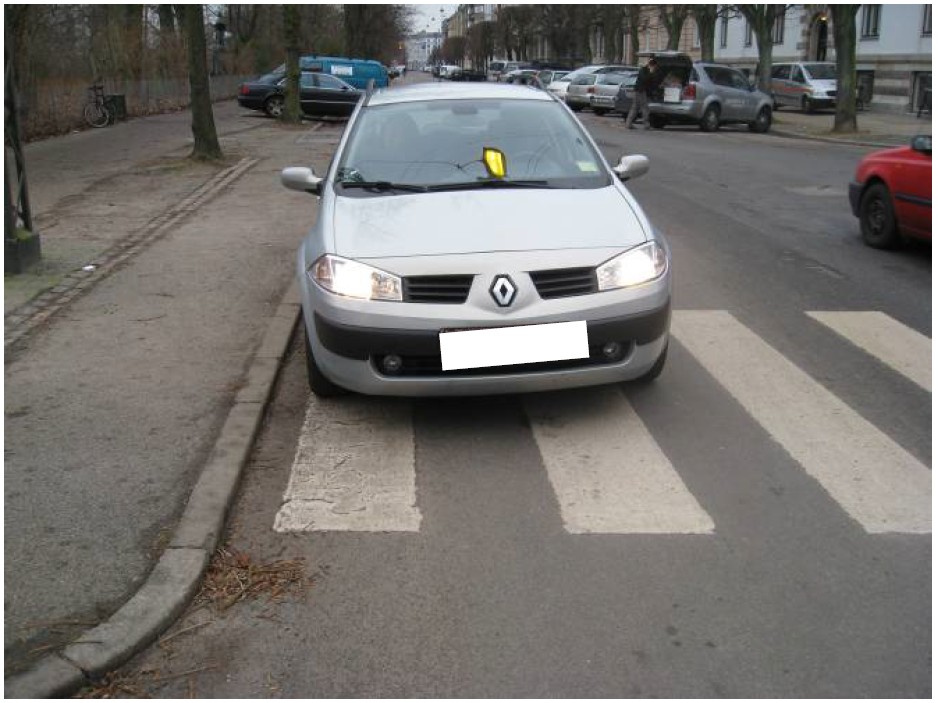 Bil parkeret i fodgængerfelt