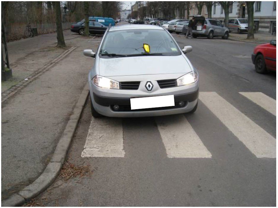 Bil parkeret i fodgængerfelt