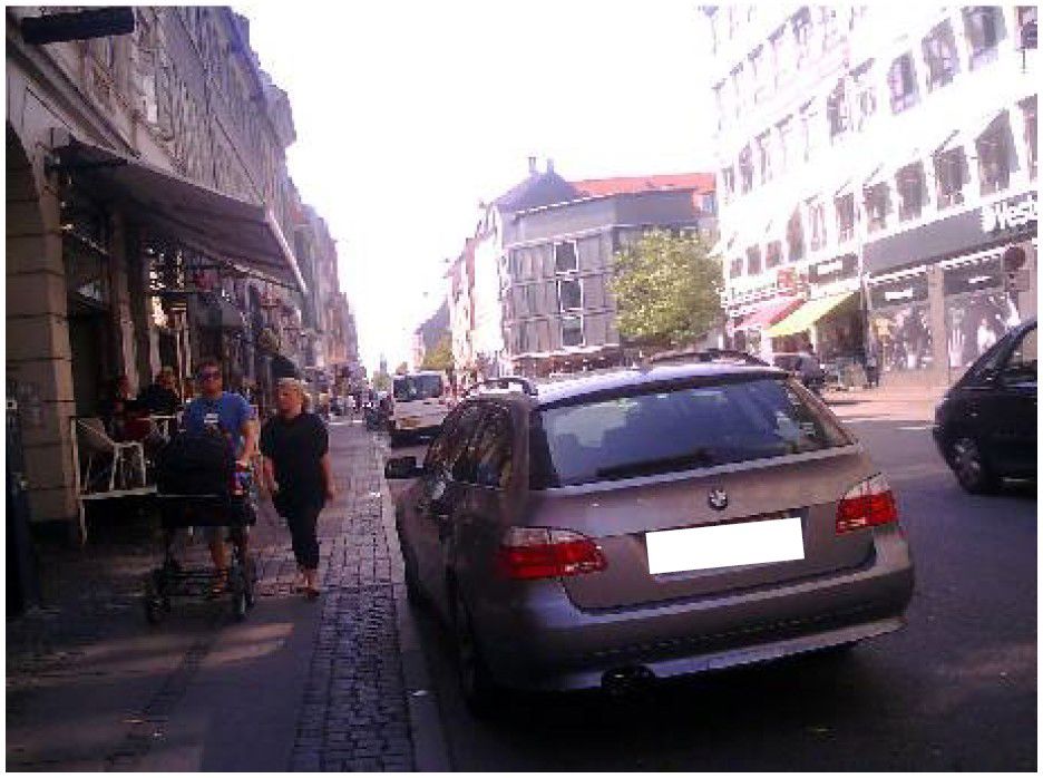 Ulovlig parkeret bil ved tavle med parkeringsforbud