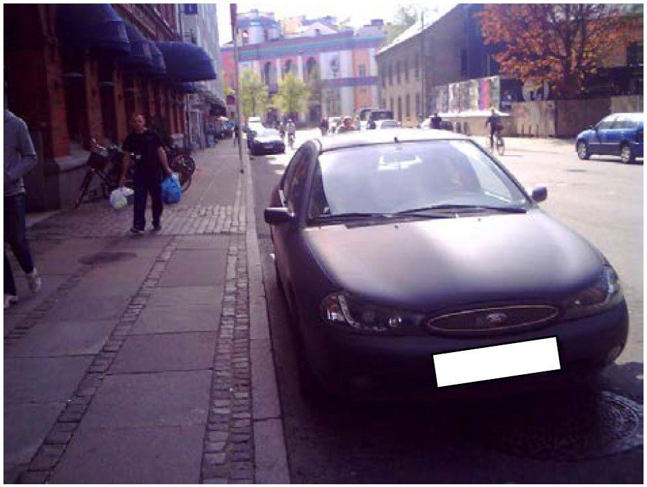 Ulovlig parkeret bil ved betinget standsningsforbud, hvor kun ud- og indstigning er tilladt.