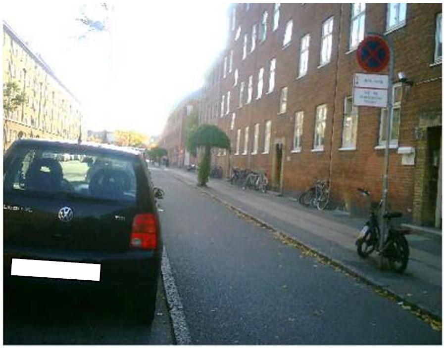 Ulovlig parkeret bil ved betinget standsningsforbud, hvor kun ud- og indstigning er tilladt.