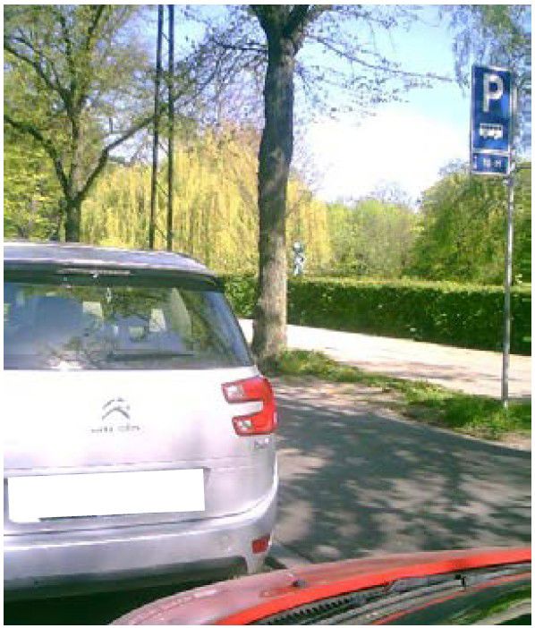 Bil der holder på reserveret parkeringsplads