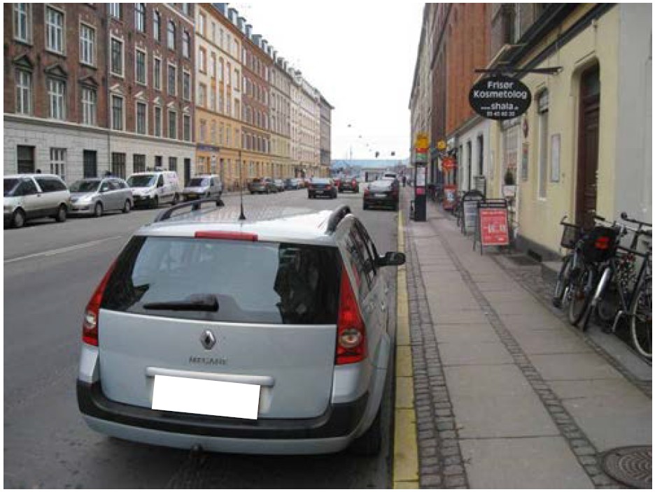 Bil der er ulovligt parkeret ved et busstoppested