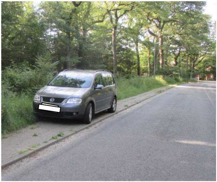 Bil der holder parkeret på et fortov