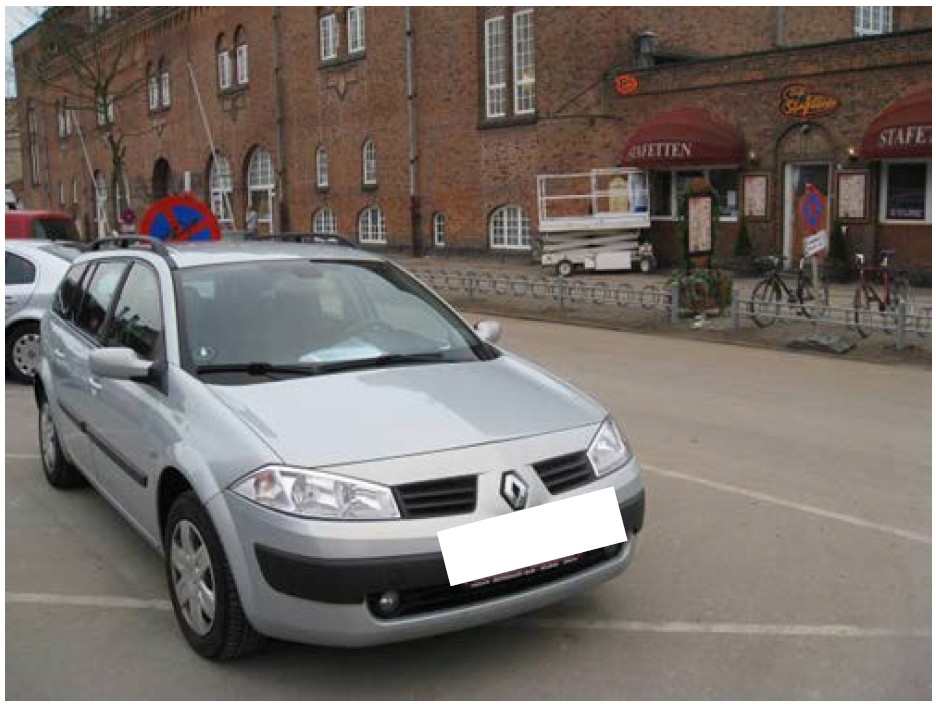 Eksempel på parkering på tværs af parkeringsbås