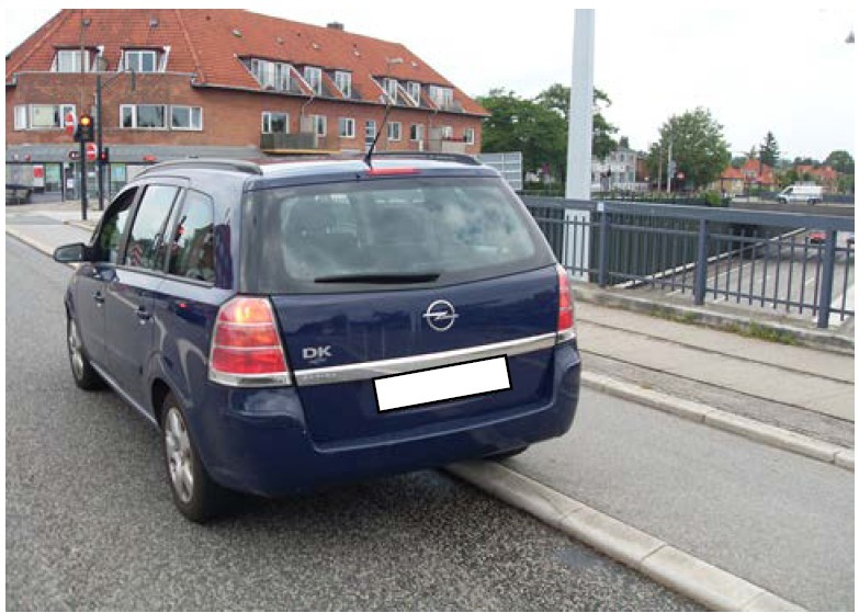 Ulovlig parkeret bil på en bro