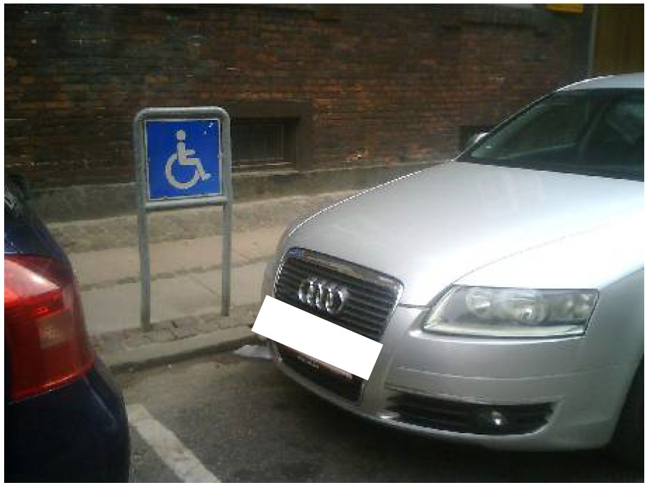 Ulovlig parkeret bil på en handicapplads
