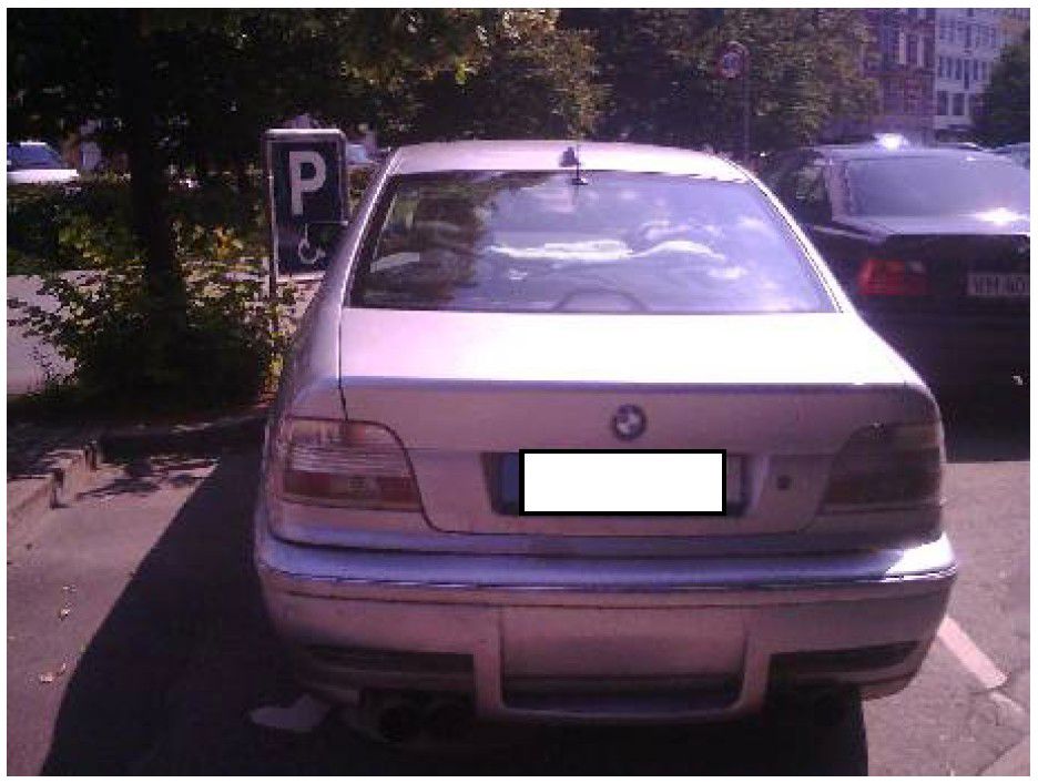 Ulovlig parkeret bil på en handicapplads