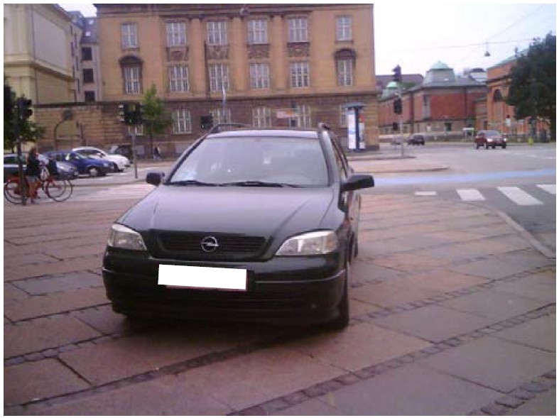 Bil der holder parkeret på et fortov