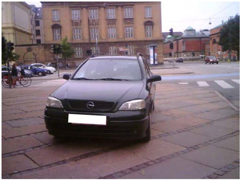 Bil der holder parkeret på et fortov