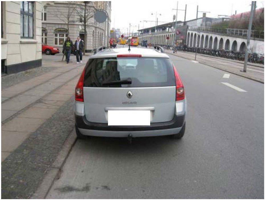 Bil parkeret hvor parkering kræver parkeringsskive