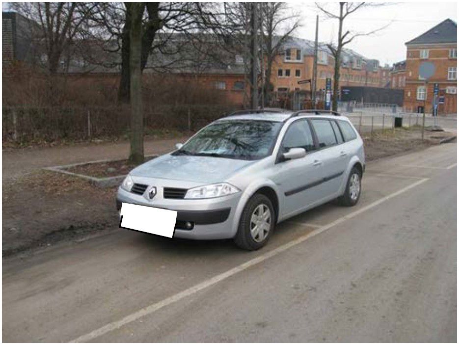 Ulovlig parkeret bil uden for afmærkning