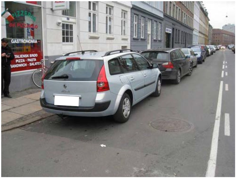Ulovlig parkeret bil for tæt på spærrelinje