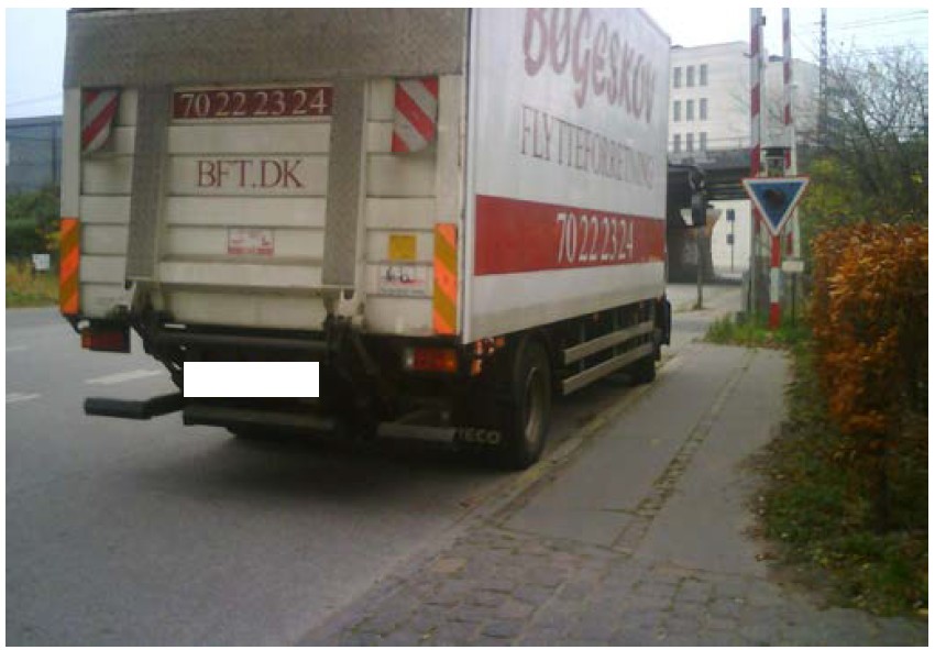 Ulovlig parkeret lastbil i krybespor