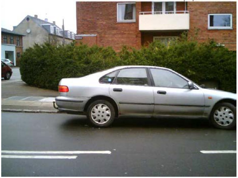 Ulovlig parkeret bil for tæt på spærrelinje