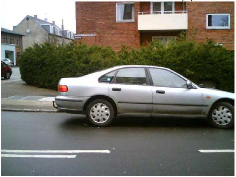 Ulovlig parkeret bil for tæt på spærrelinje