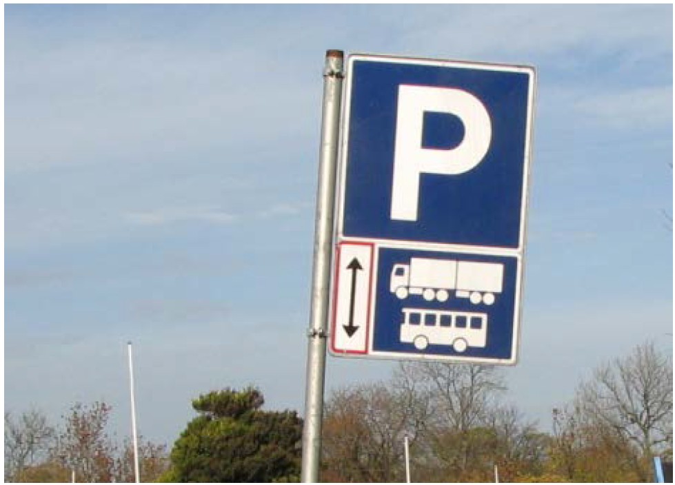 Skilt med parkering for store køretøjer tilladt