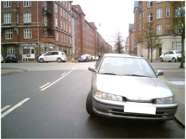 Ulovlig parkeret bil for tæt på spærrelinje