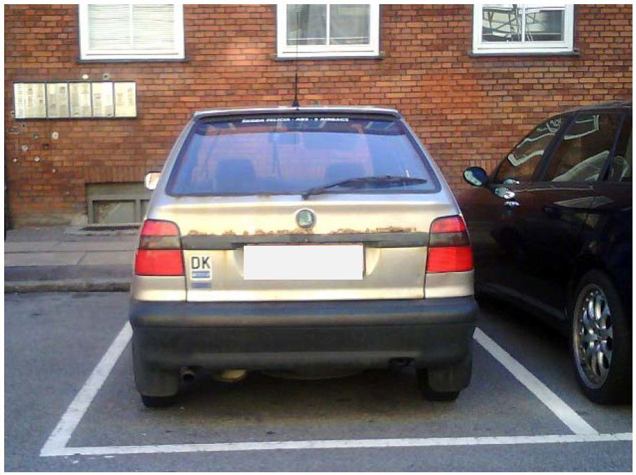 Ulovlig parkeret bil på en handicapplads
