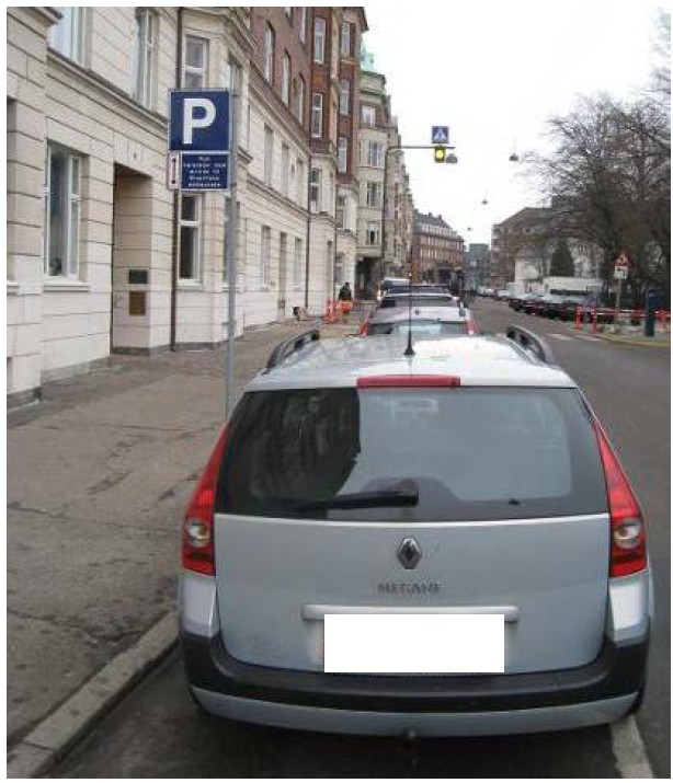 Bil der holder på reserveret parkeringsplads