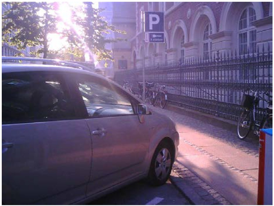 Ulovlig parkeret bil på en plads reserveret til el-biler