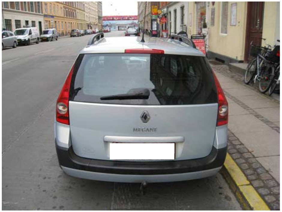 Bil der er ulovligt parkeret ved et busstoppested