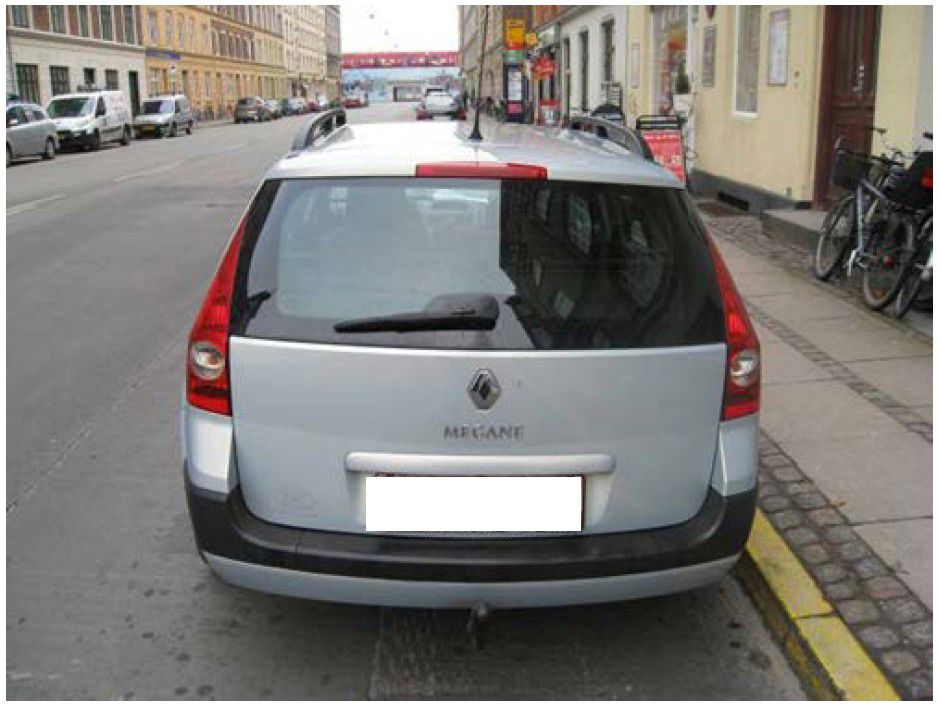 Bil der er ulovligt parkeret ved et busstoppested