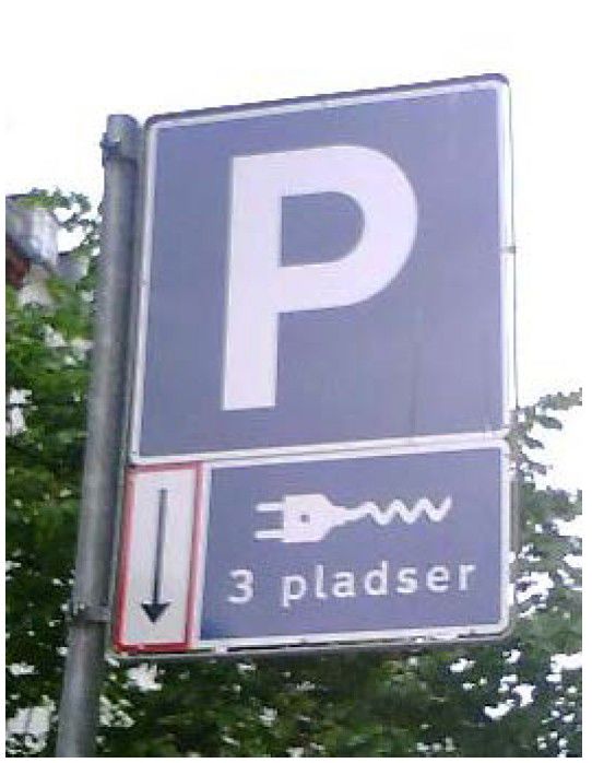 Skilt der viser, at der er 3 biler reserveret til el-biler