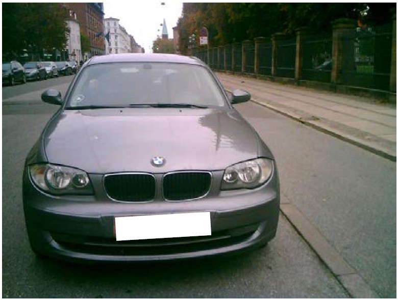 Ulovlig parkeret bil i venstre side af vejen