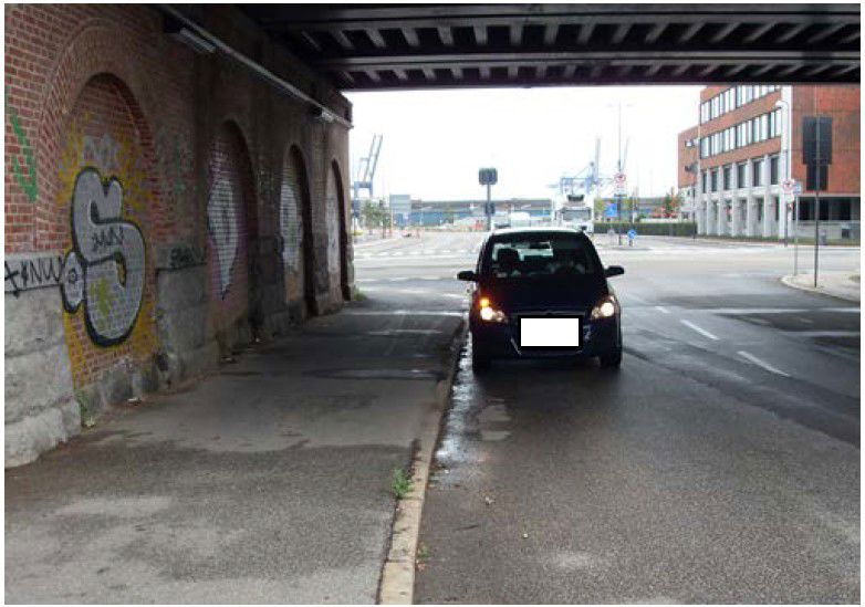 Ulovlig parkeret bil under en bro