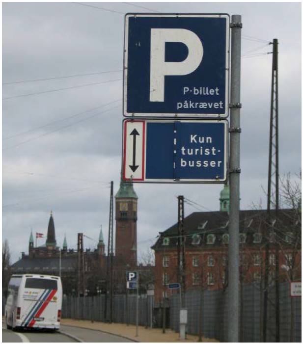Skilt med reserveret parkering til turistbusser