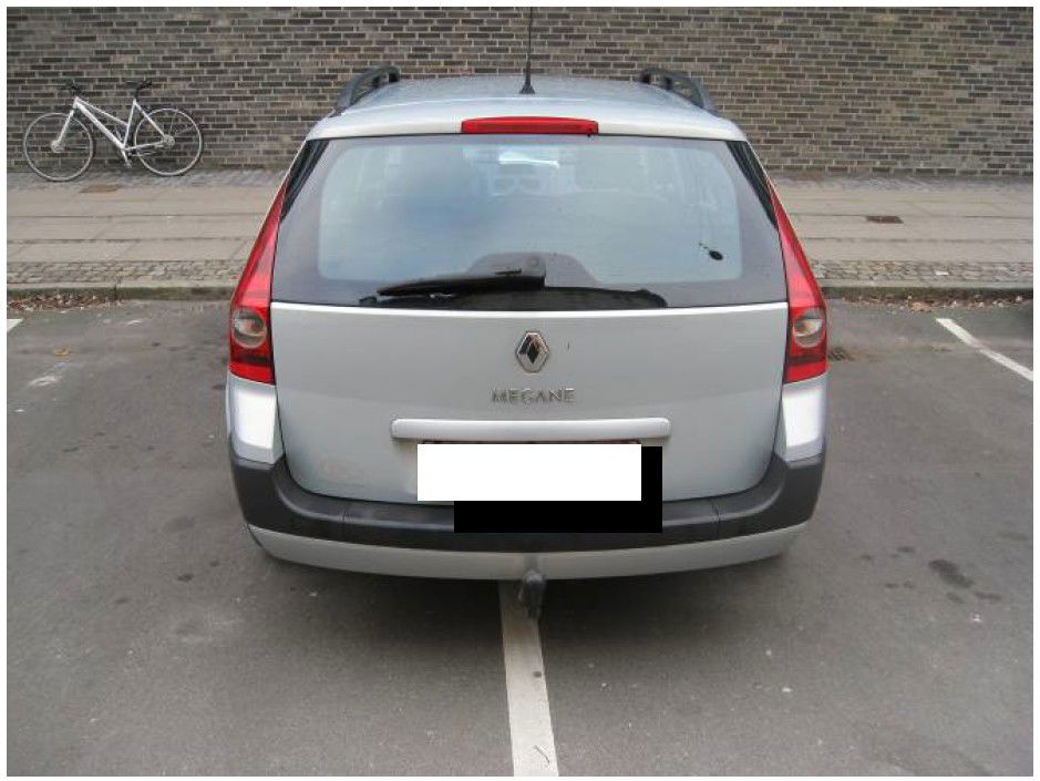 Ulovlig parkeret bil uden for afmærkning