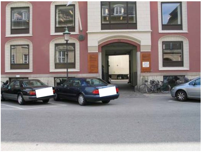 Ulovlig parkeret bil ud for ind- og udkørsel til ejendom