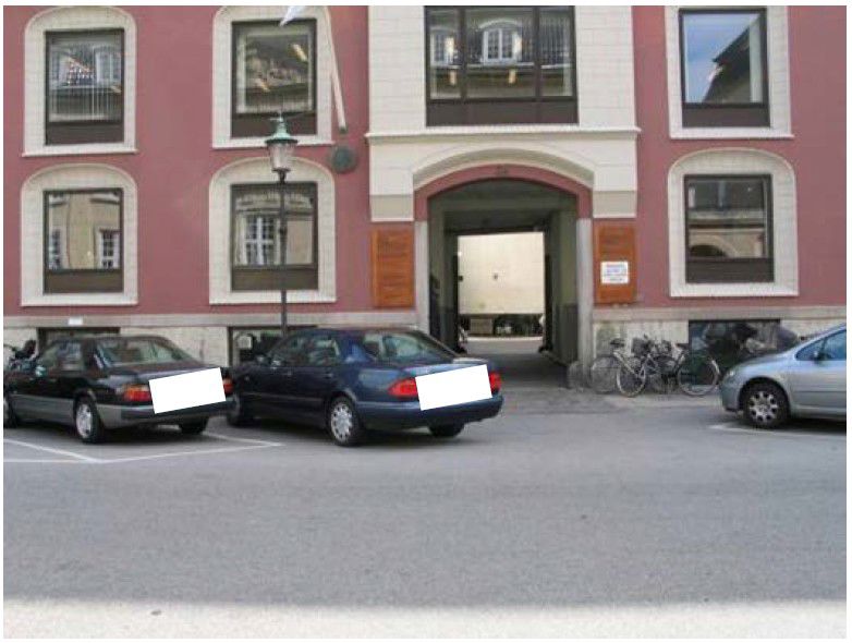 Ulovlig parkeret bil ud for ind- og udkørsel til ejendom