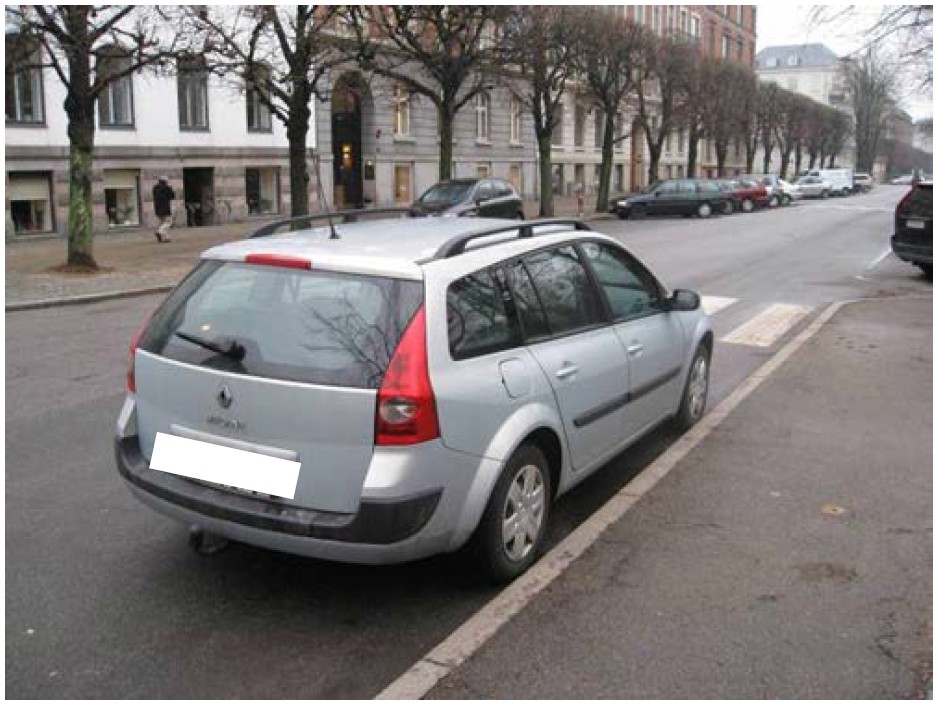 Bil parkeret foran fodgængerfelt
