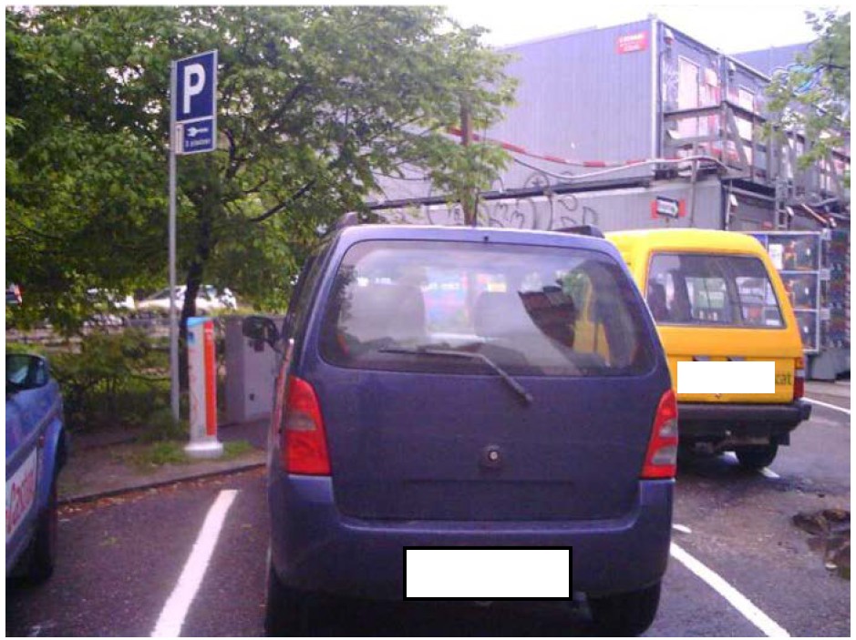 Ulovlig parkeret bil på en plads reserveret til el-biler