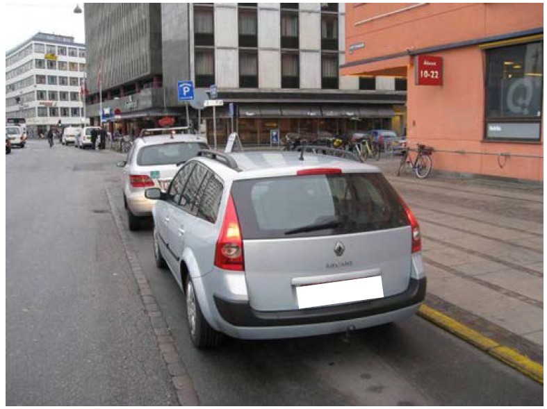 Ulovlig parkeret bil på hyrevognsplads