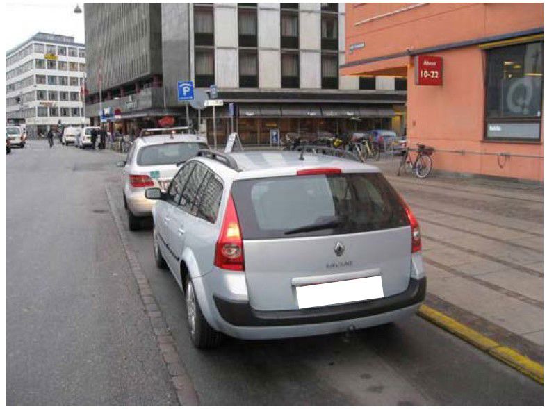 Ulovlig parkeret bil på hyrevognsplads