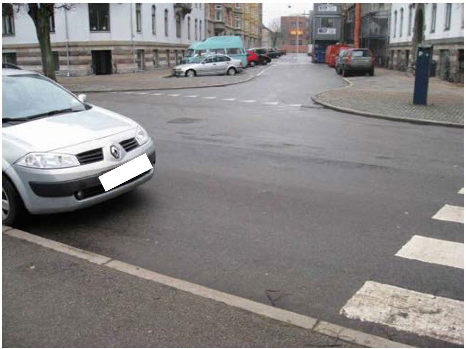 Bil parkeret foran fodgængerfelt