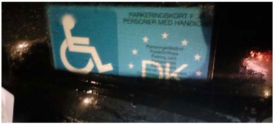 Ulovlig parkeret bil på en handicapplads