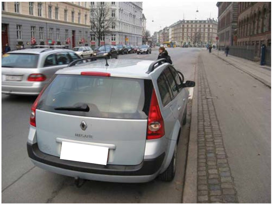Parkering ved udkørsel til cykelsti