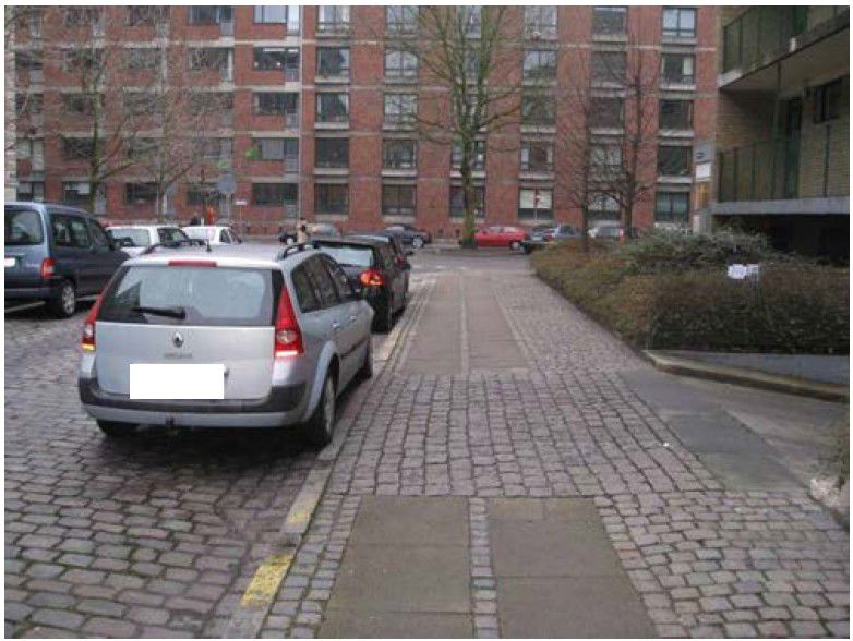 Ulovlig parkeret bil ud for ind- og udkørsel til ejendom